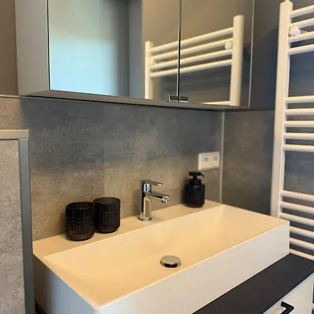 Rubys Hochwertiges Citynah Balkon Parkplatz *